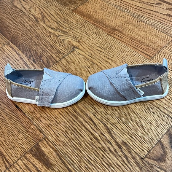 Kids Toms Shoes. Size 5. Never Worn. - Picture 10 of 10